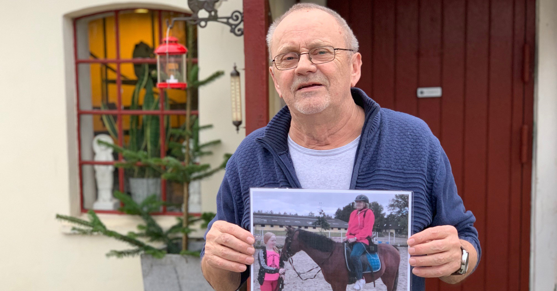 Ib Jungemann med et foto af sin nu afdøde hustru Jytte på barnebarnets pony.