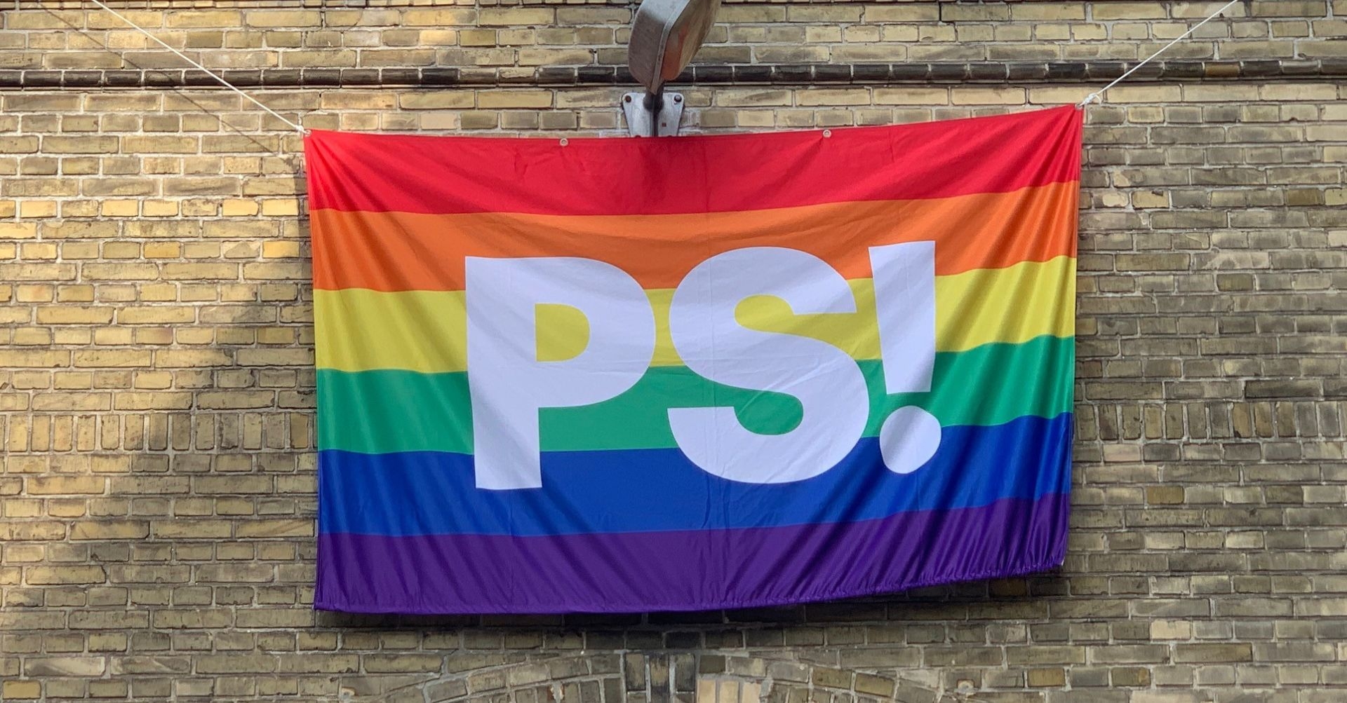 Pridebanner hvor der står PS!